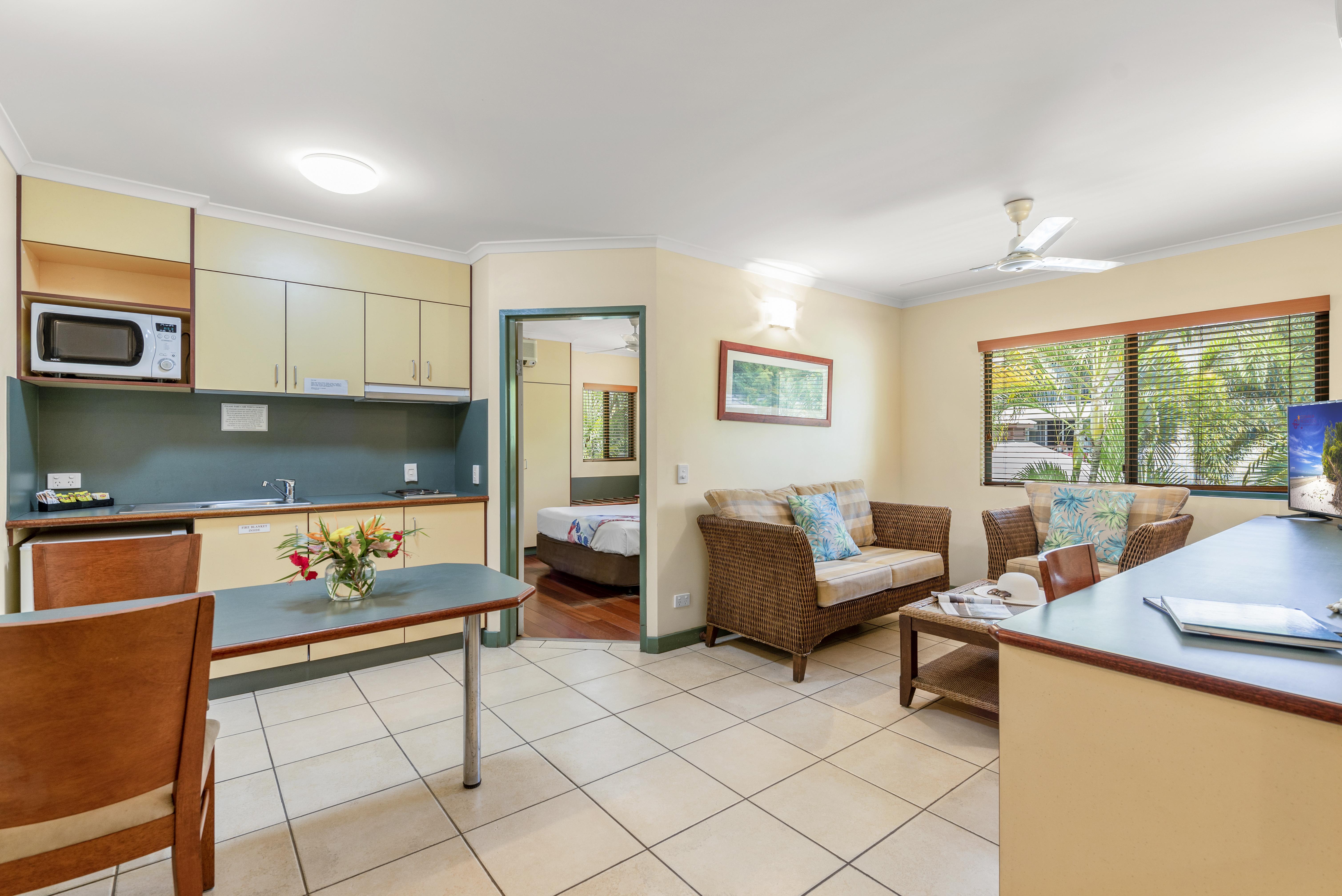 Bay Village Tropical Retreat & Apartments Cairns Exterior foto
