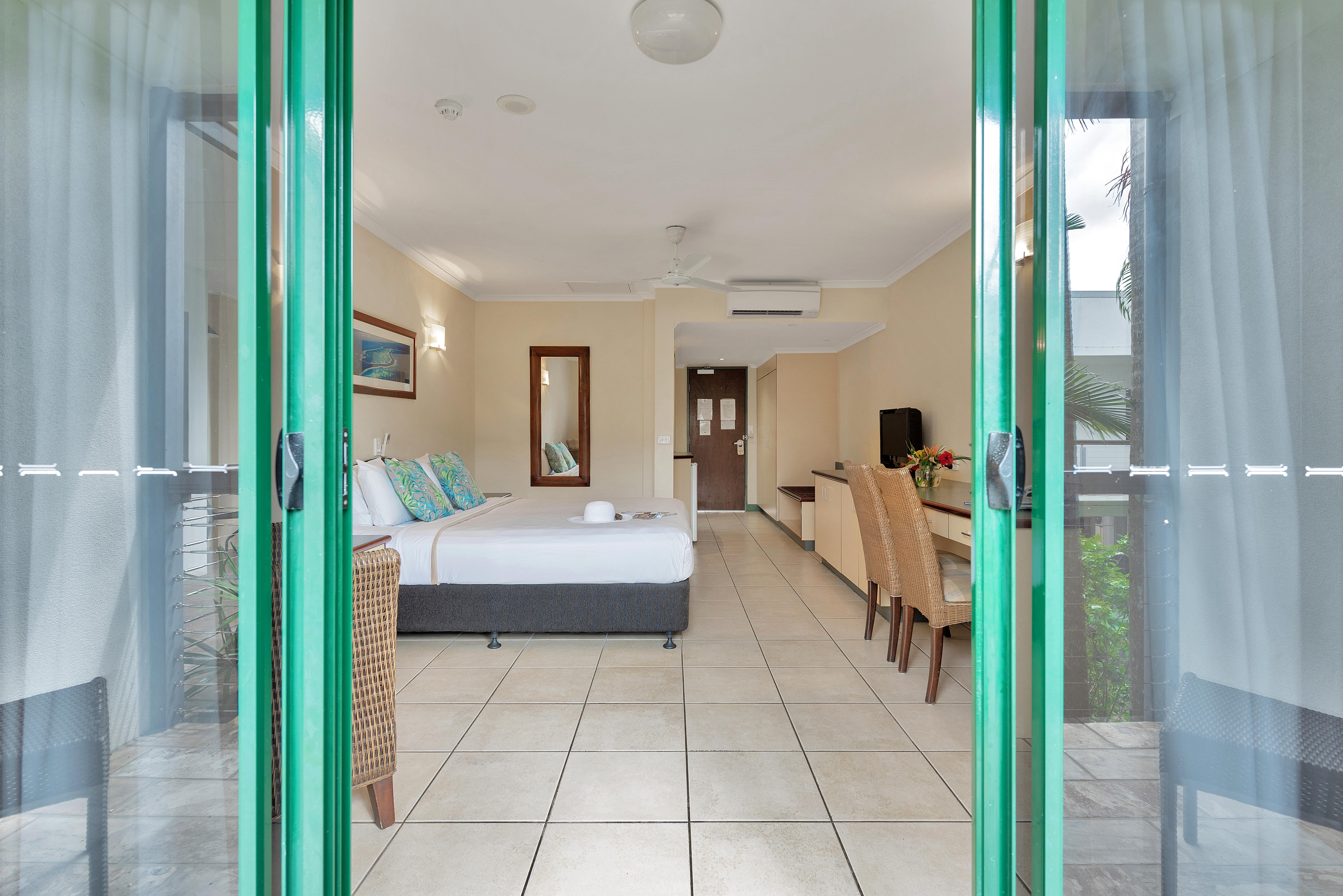 Bay Village Tropical Retreat & Apartments Cairns Exterior foto