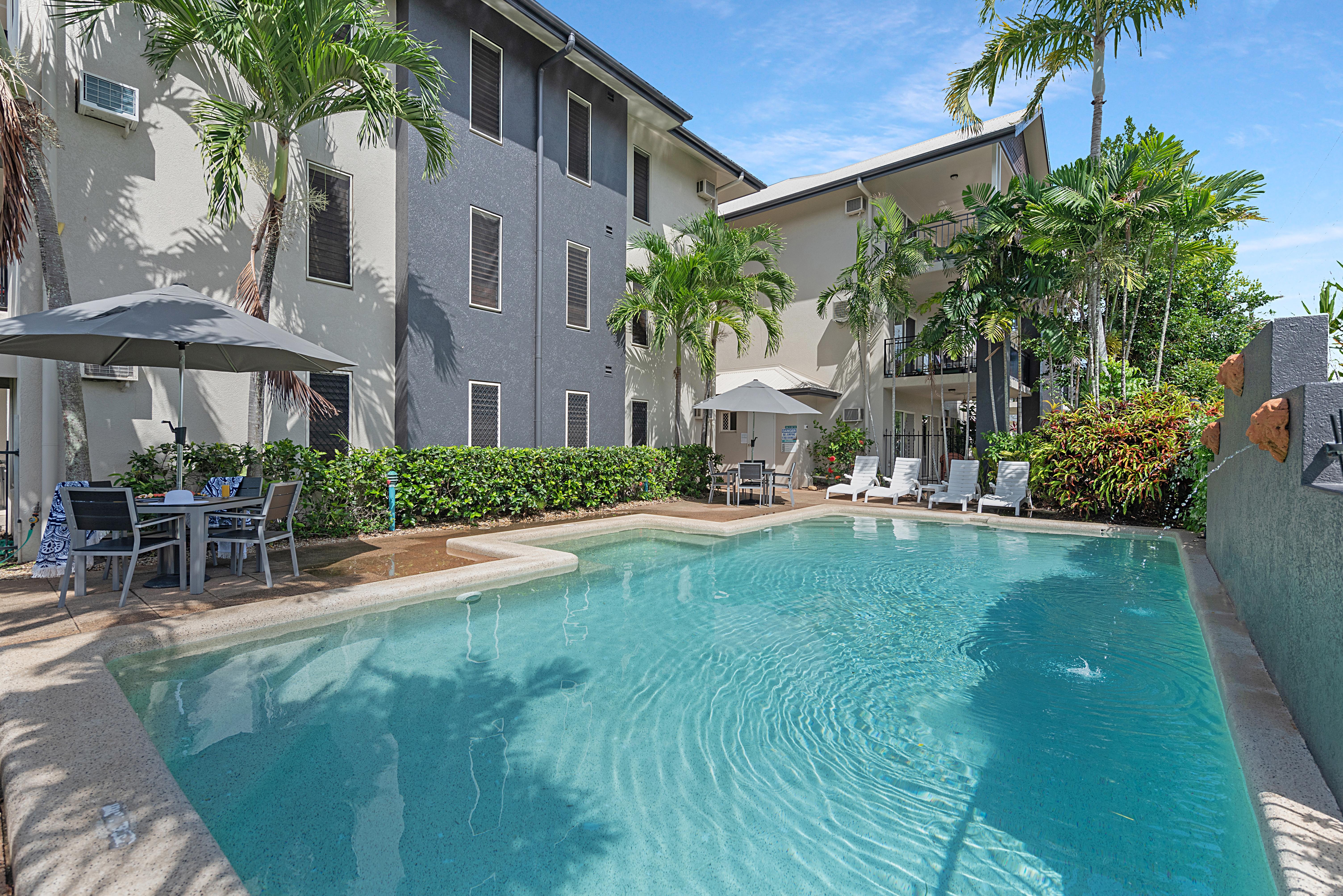 Bay Village Tropical Retreat & Apartments Cairns Exterior foto