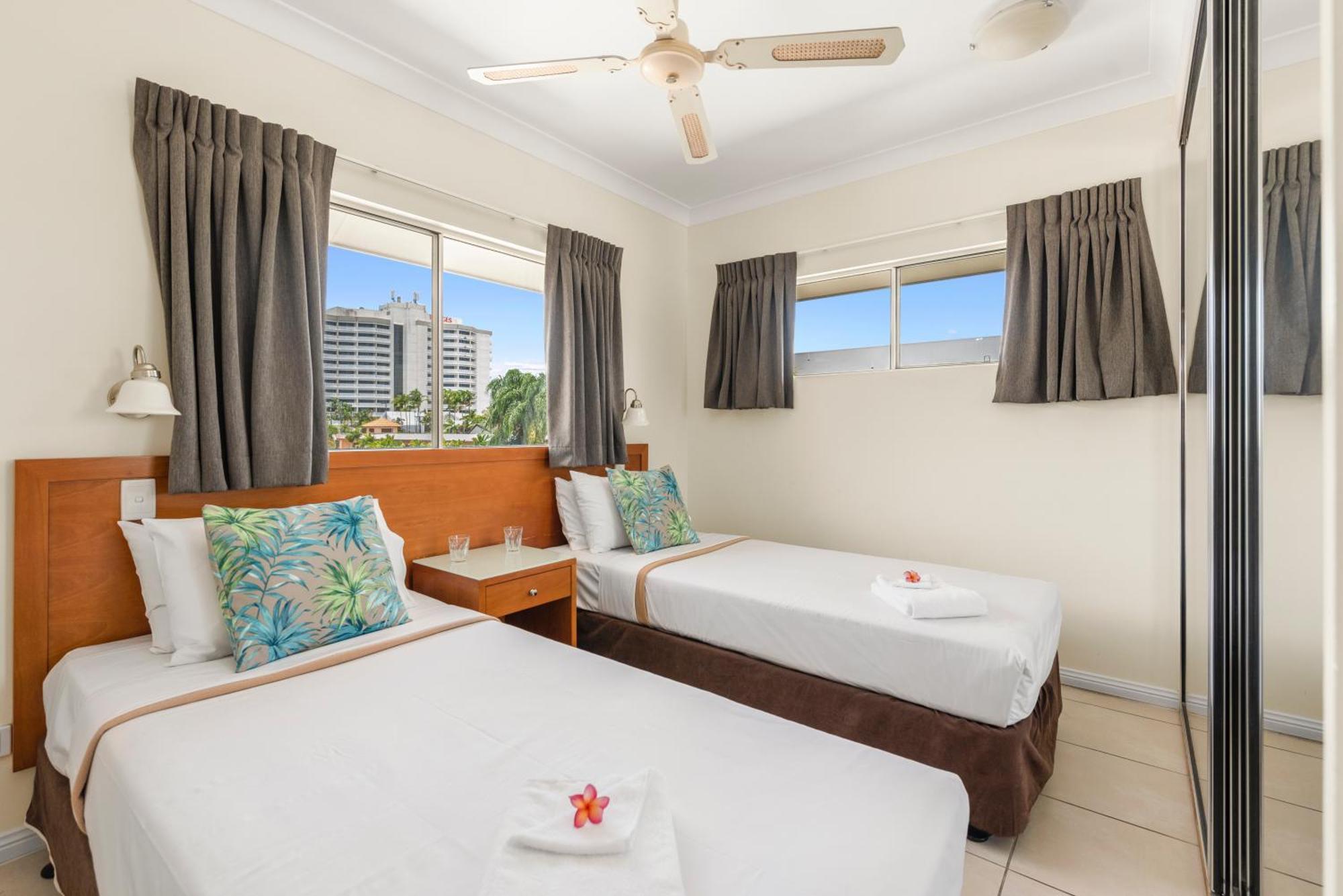 Bay Village Tropical Retreat & Apartments Cairns Exterior foto