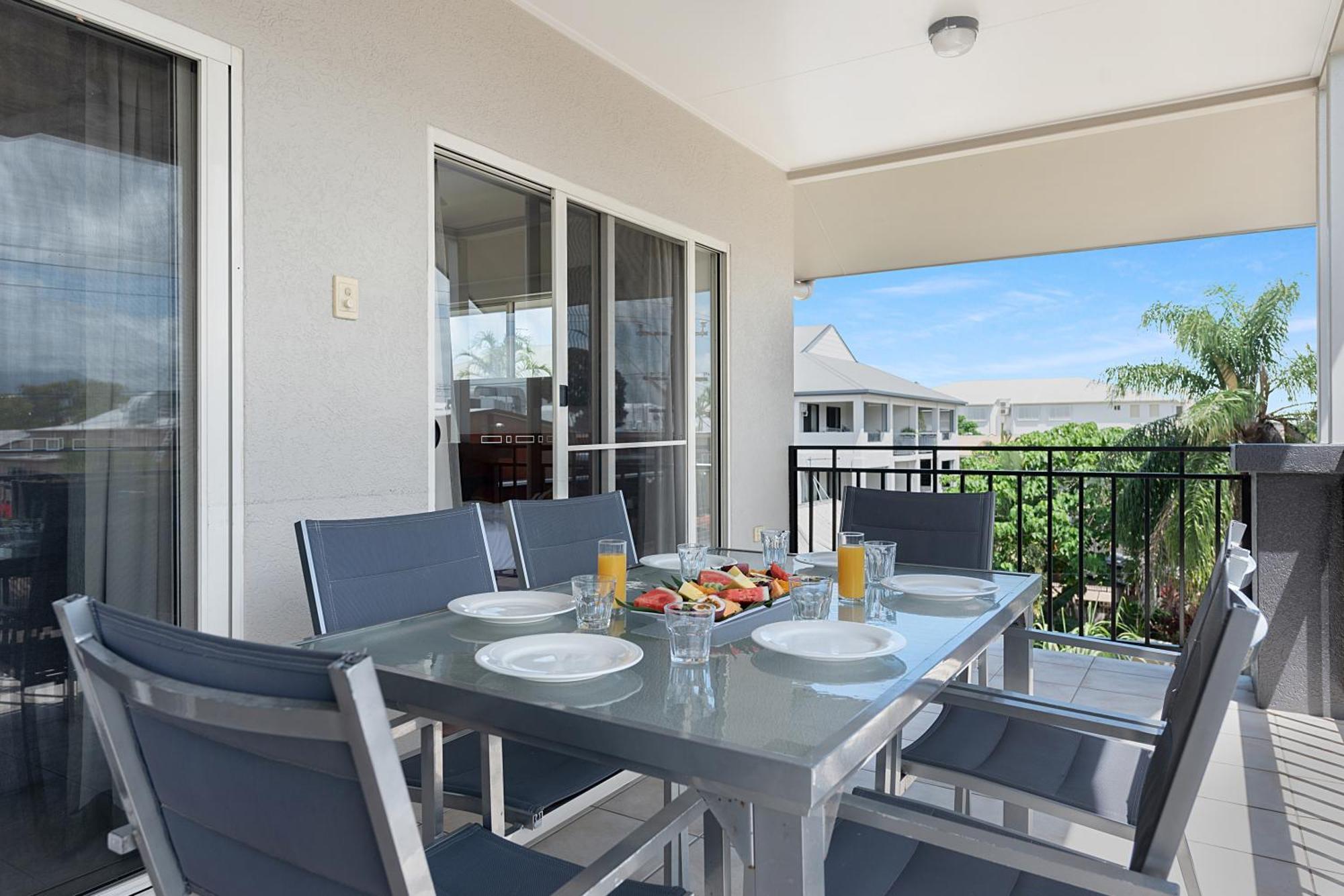 Bay Village Tropical Retreat & Apartments Cairns Exterior foto