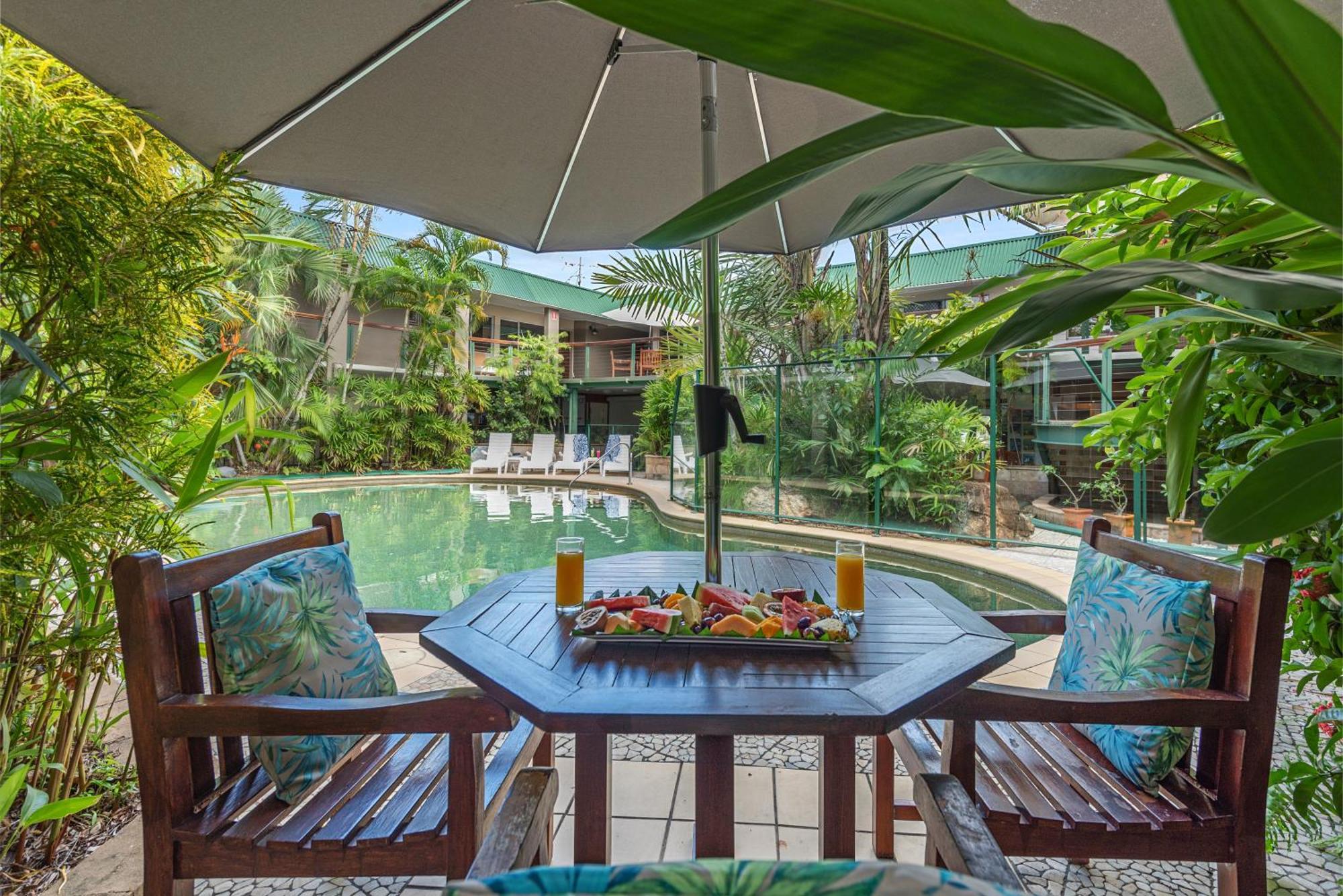 Bay Village Tropical Retreat & Apartments Cairns Exterior foto