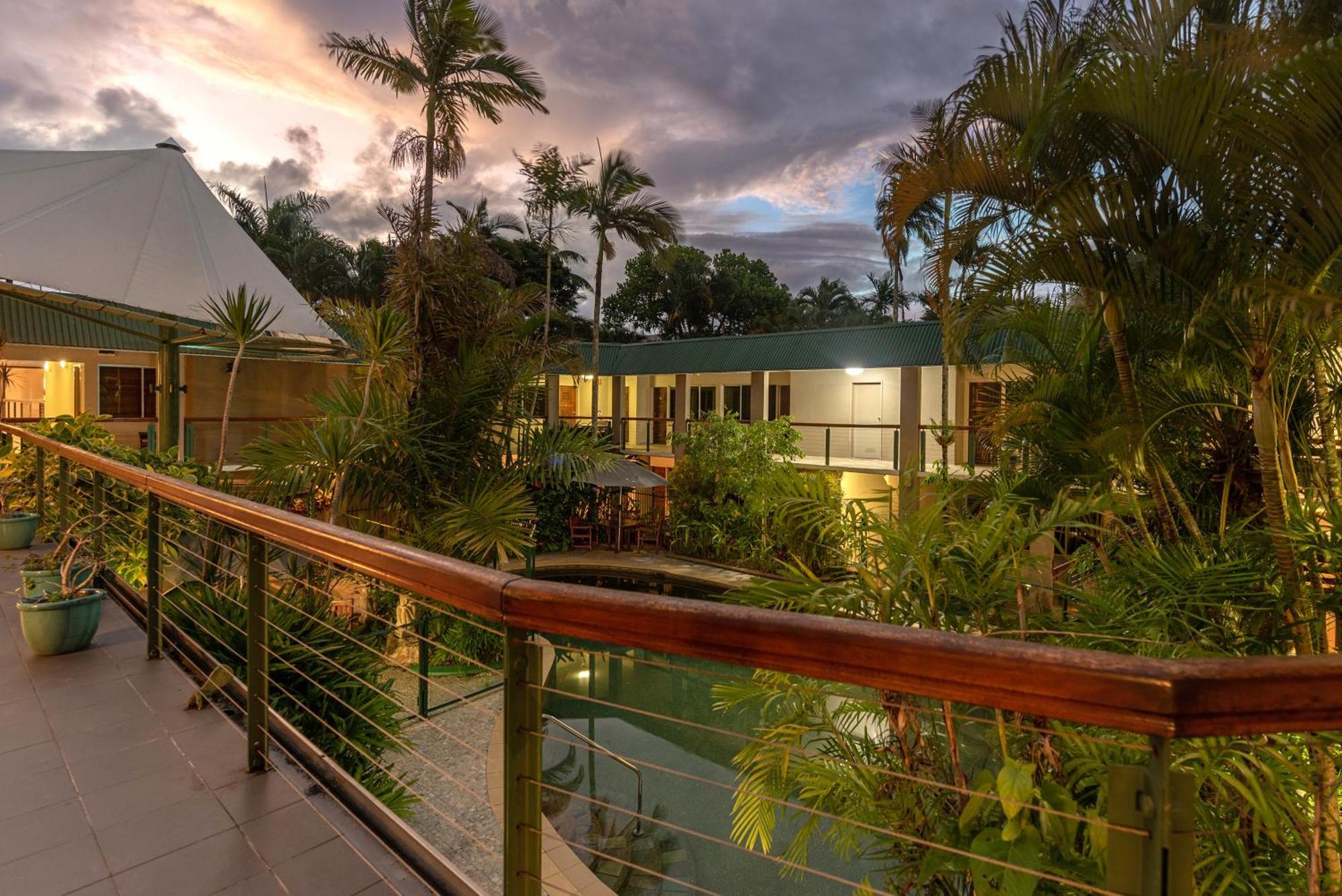 Bay Village Tropical Retreat & Apartments Cairns Exterior foto