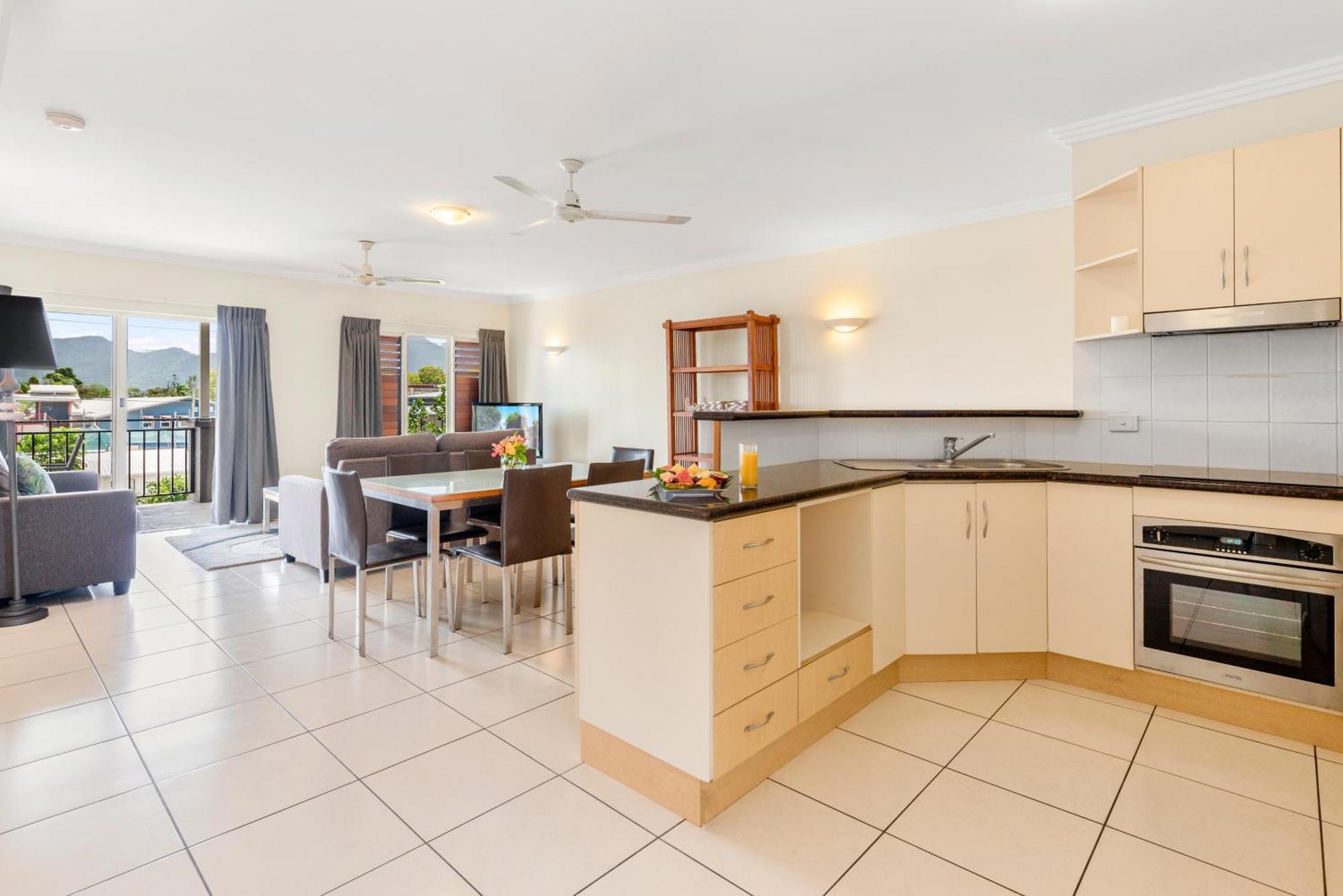 Bay Village Tropical Retreat & Apartments Cairns Exterior foto