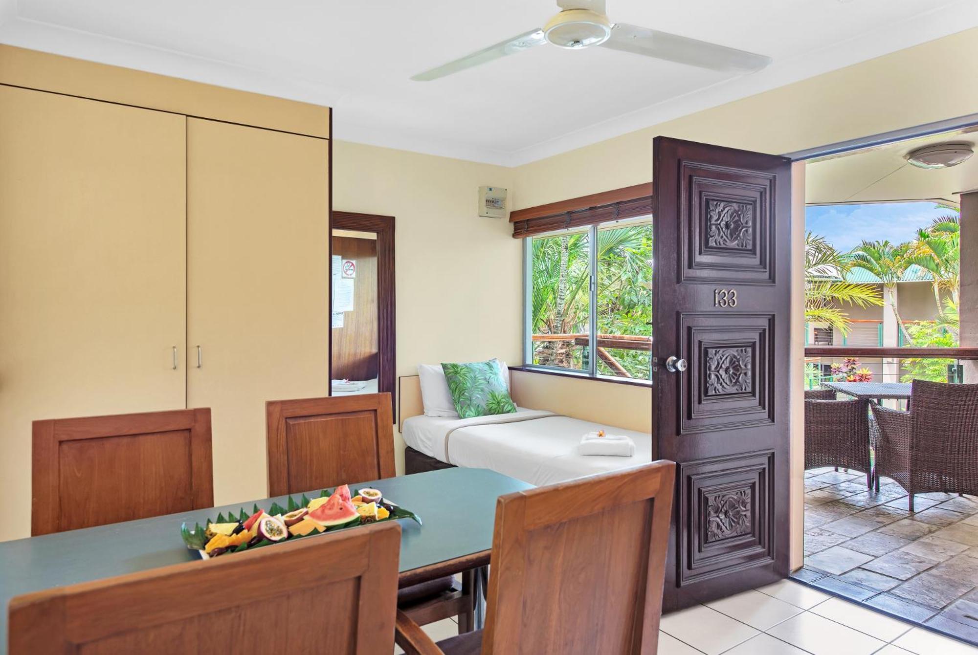 Bay Village Tropical Retreat & Apartments Cairns Exterior foto
