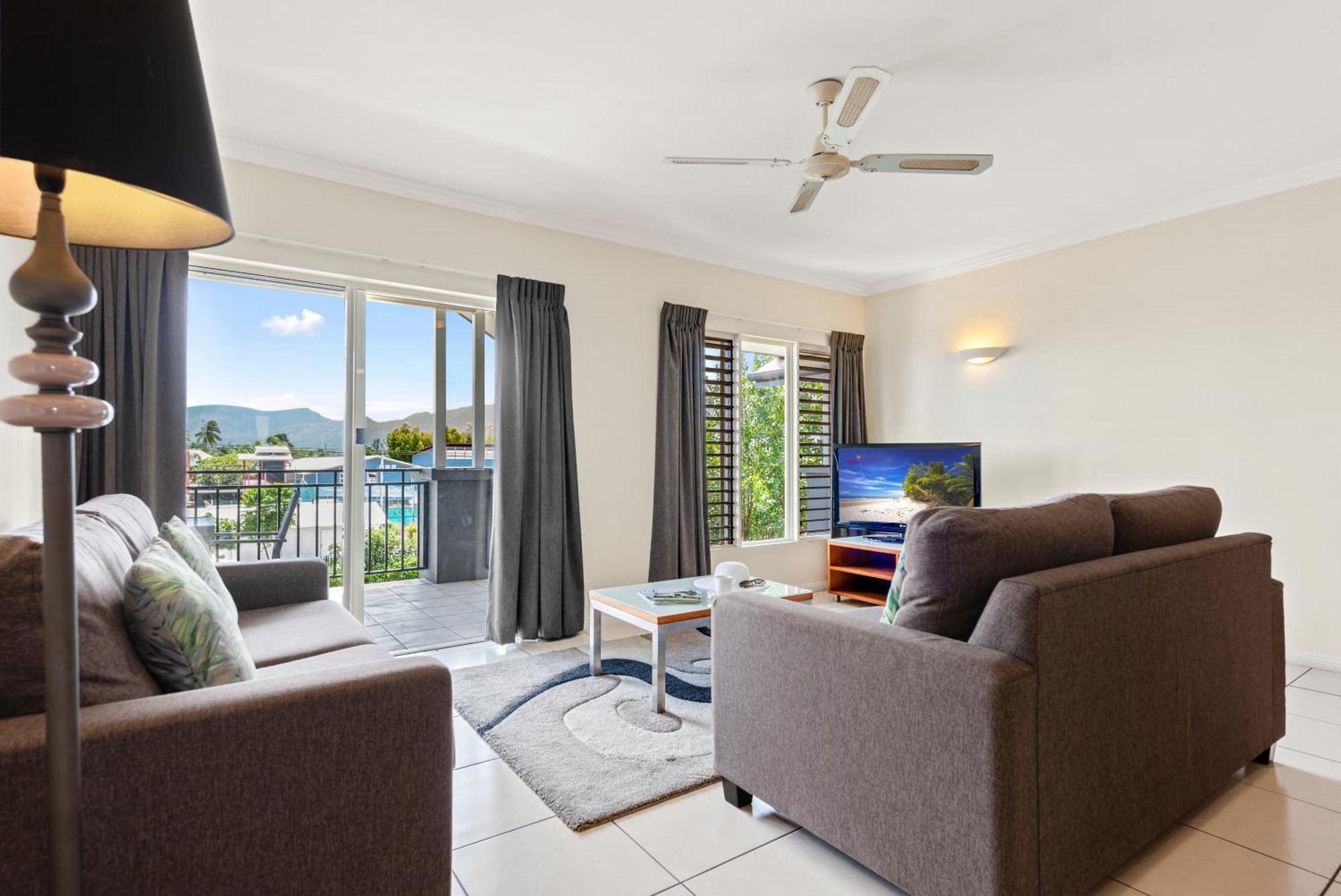 Bay Village Tropical Retreat & Apartments Cairns Exterior foto