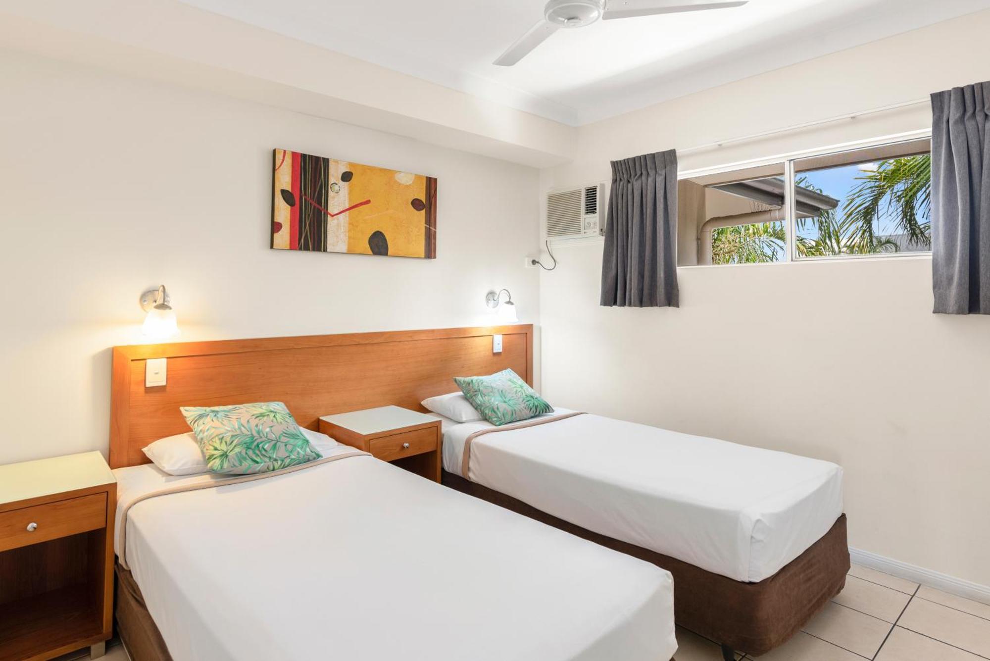 Bay Village Tropical Retreat & Apartments Cairns Exterior foto