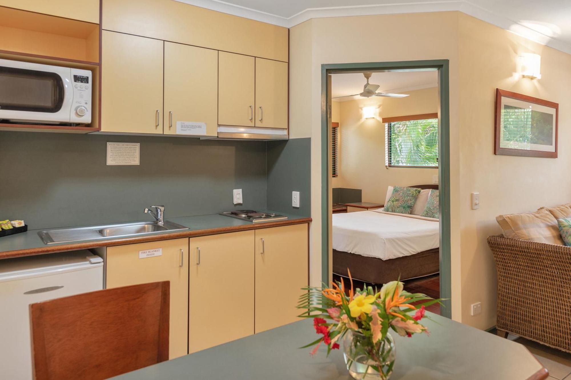 Bay Village Tropical Retreat & Apartments Cairns Exterior foto